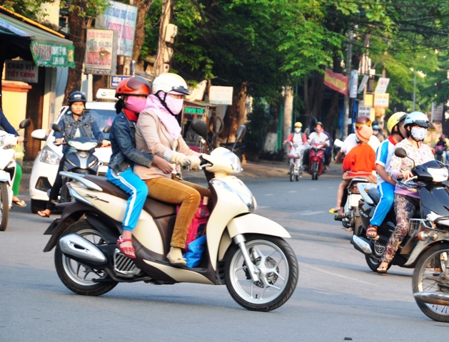 Nhiều học sinh không đội mũ bảo hiểm khi ngồi trên xe mô tô, xe máy gắn tham gia giao thông